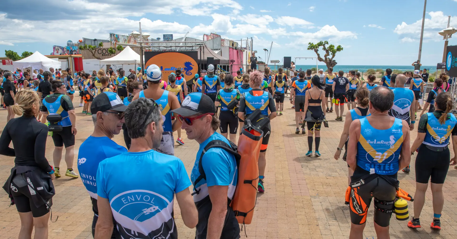 participants sur une place ensolleillé en maillot bleu et short noir
