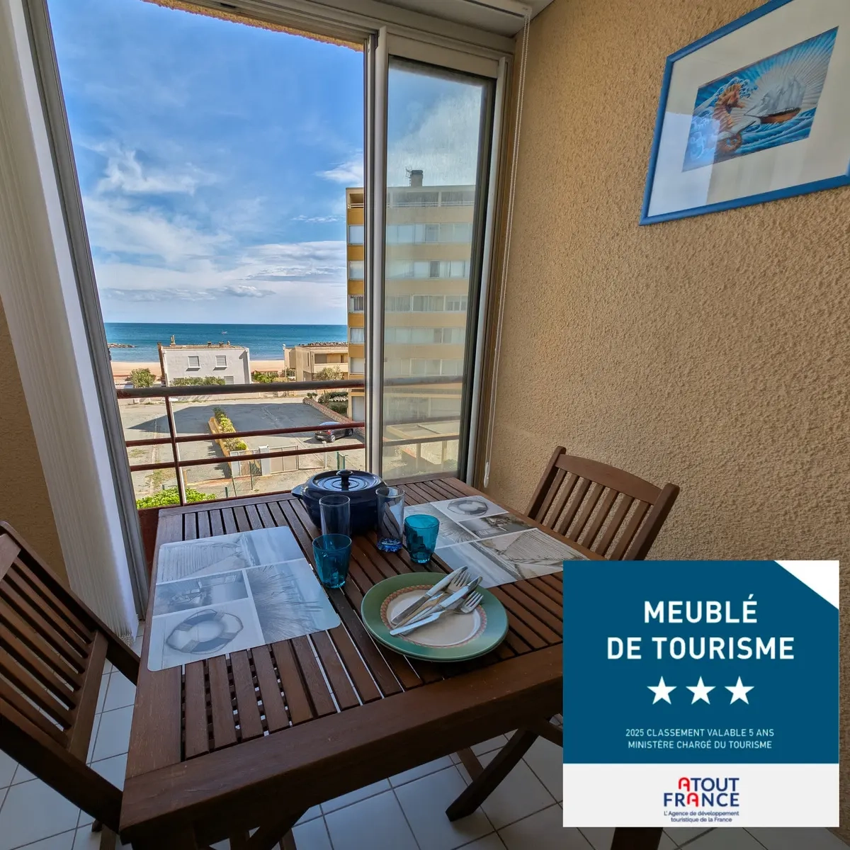 Vue mer et plage depuis la loggia de l'appartement.