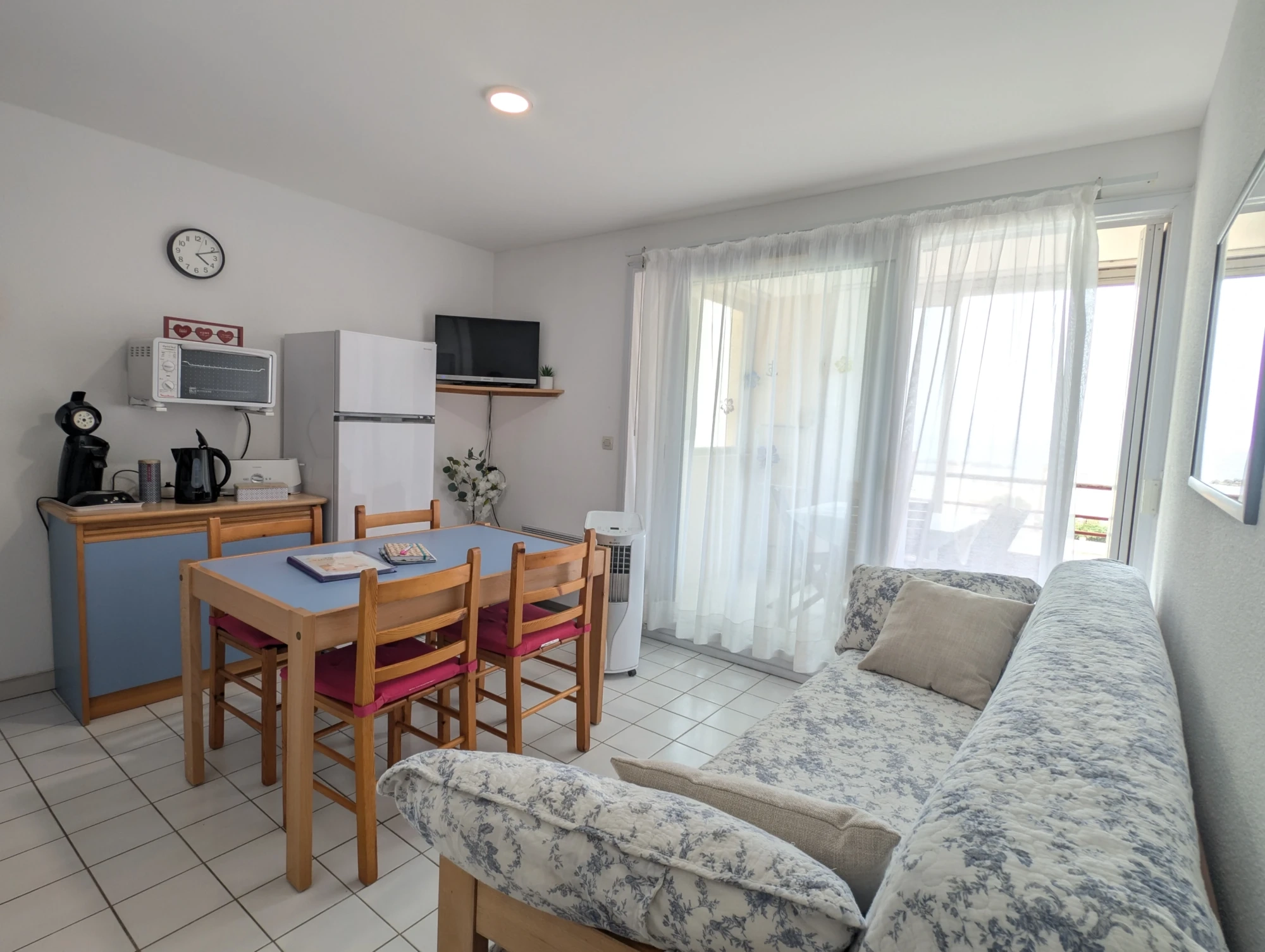 coin-repas-tv-frigo-four-cafetiere-bouilloire