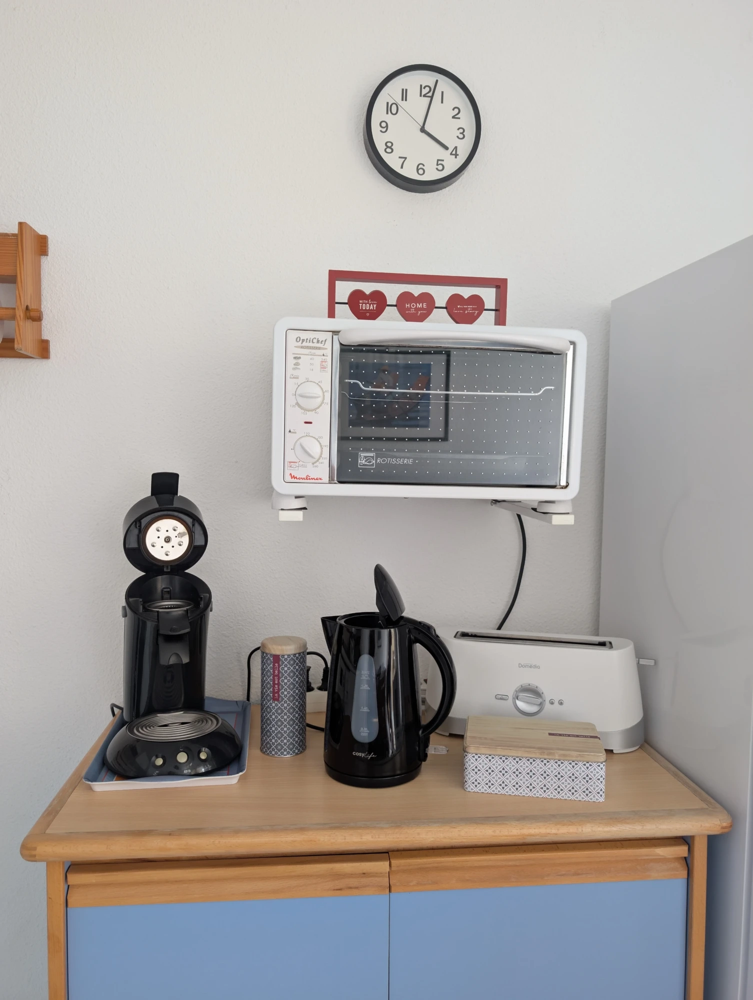 Équipements de cuisine et pour le petit-déjeuner : cafetière SENSEO, bouilloire, grille-pain et mini-four.