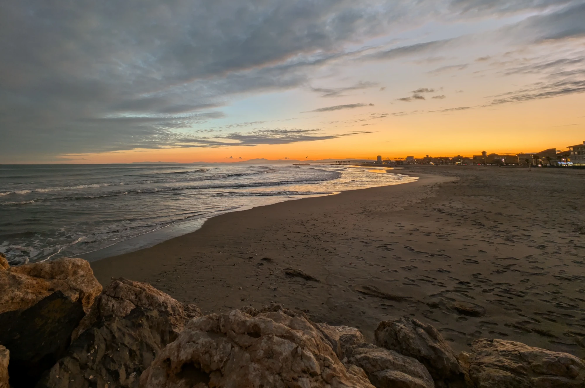 coucher de soleil orangé sur la grande plage de sable fin