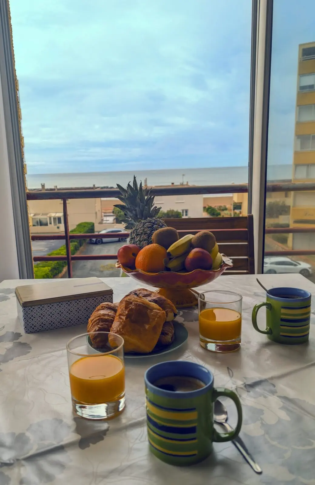 Petit déjeuner sur la loggia, avec vue sur mer