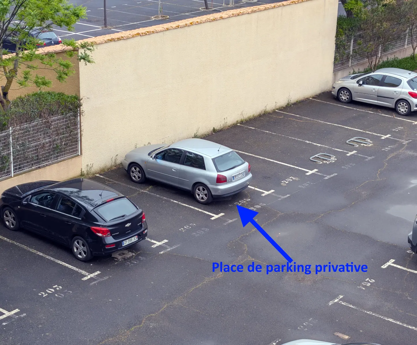 Place de parking avec véhicule garé et flêche d'indication d'emplacement
