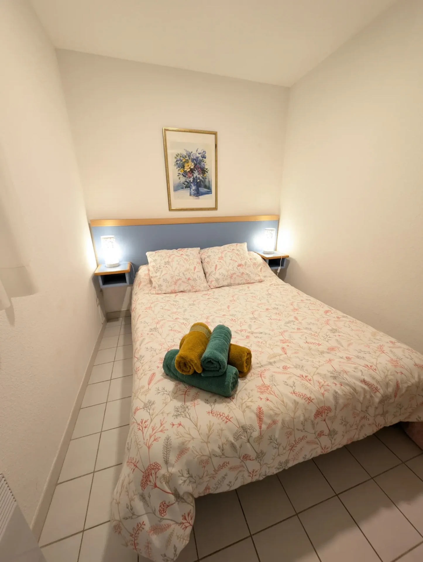 Chambre avec lit double 140x190, lit fait à l’arrivée avec linge de toilette fourni – Résidence Neptune