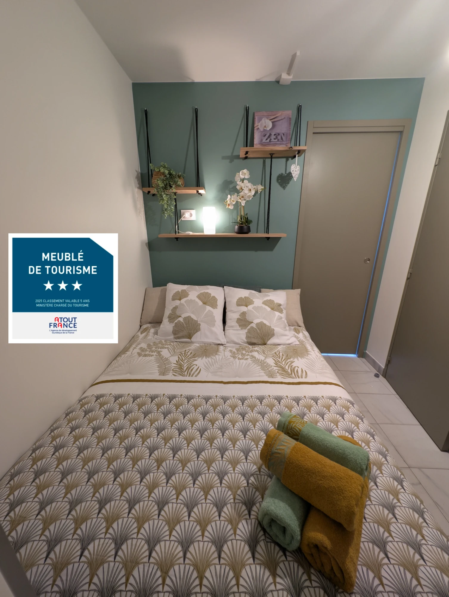 Coin nuit cosy avec un vrai lit de 140 avec matelas confort avec porte à galandage pour une vraie intimité.